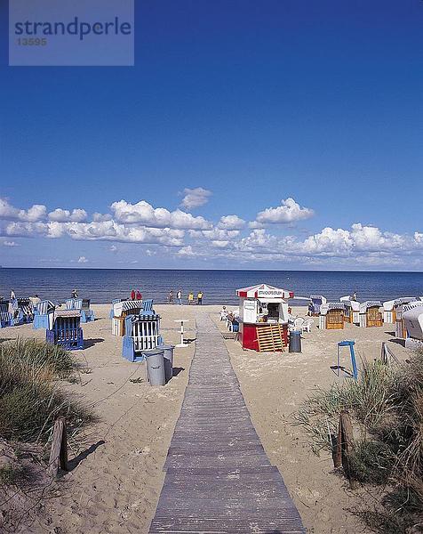 Strandkörben am Strand  Insel Rügen  Deutschland