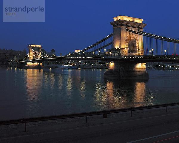 Kettenbrücke beleuchtet nachts über Fluss  Donau und Donau  Budapest  Ungarn