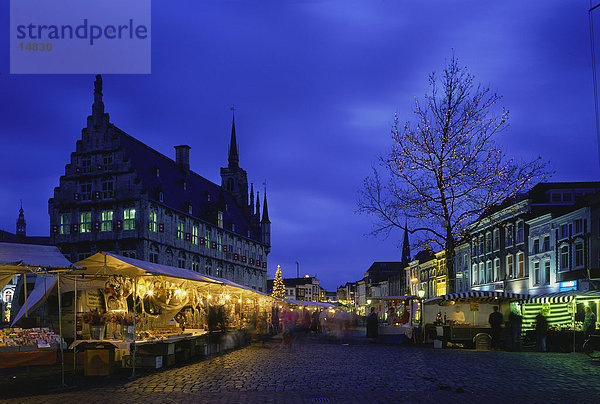 Touristen in Weihnachten Messe in der Nacht  Gouda  Niederlande