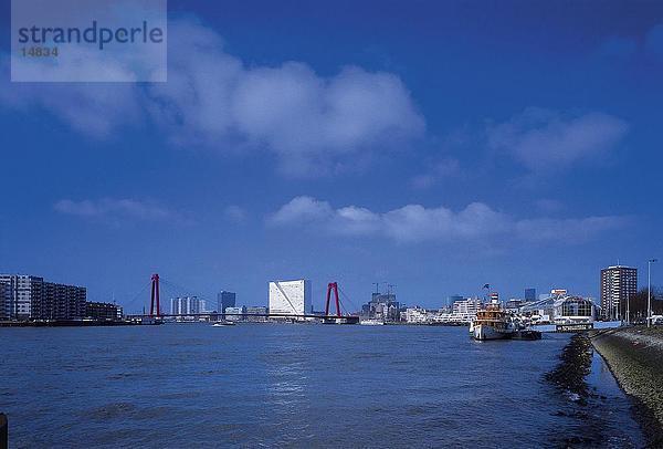 Brücke über den River  Fluss Maas  Rotterdam  Niederlande