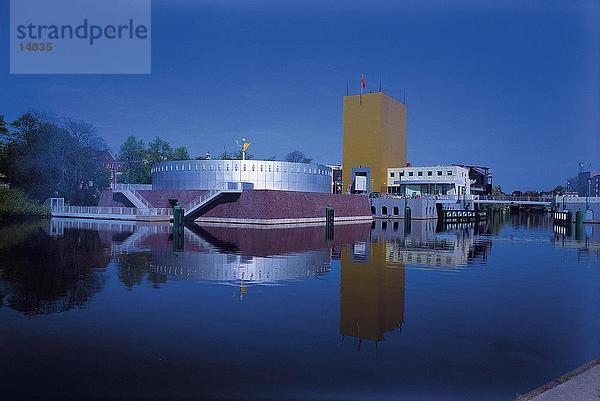 Reflexion des Museum für moderne Kunst in Wasser  Groningen  Niederlande