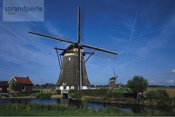 Traditionelle Windmühle gegen wispy Himmel  Kinderdyk  Niederlande