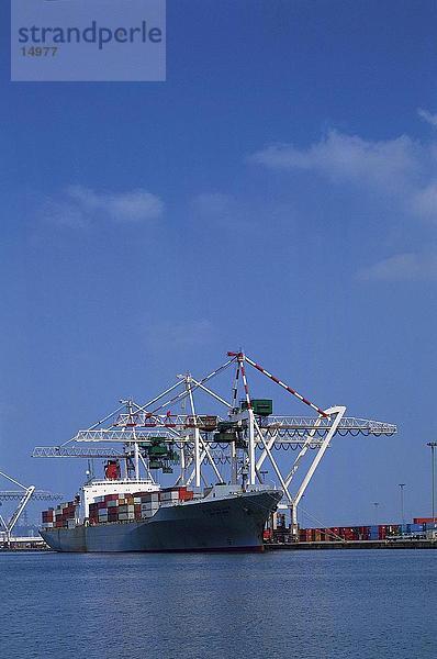 Containerschiff bei Hafen  Le Havre  Frankreich