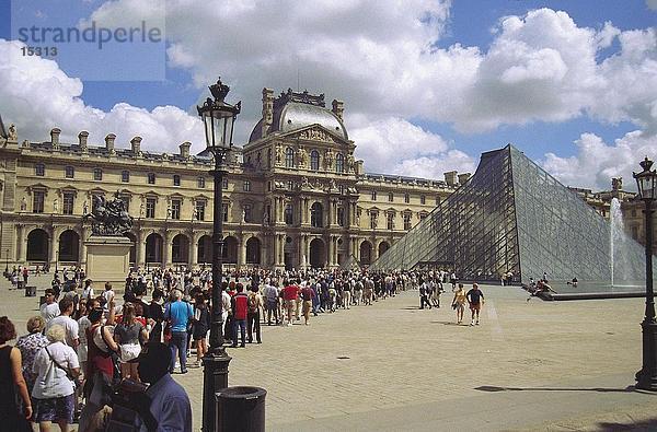 Touristen im Museum  Louvre-Pyramide  Musee Du Louvre  Paris  Frankreich