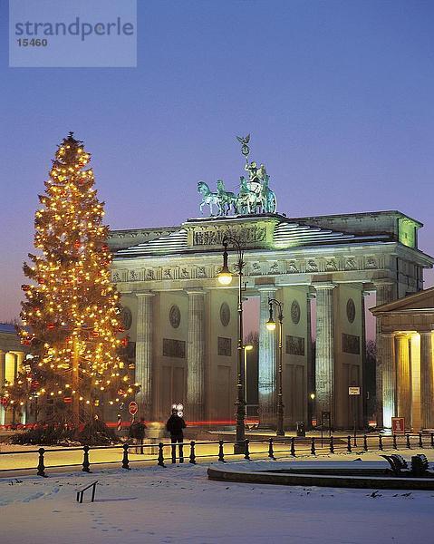 Weihnachtsbaum beleuchtet an Tor  Brandenburger Tor  Berlin  Deutschland