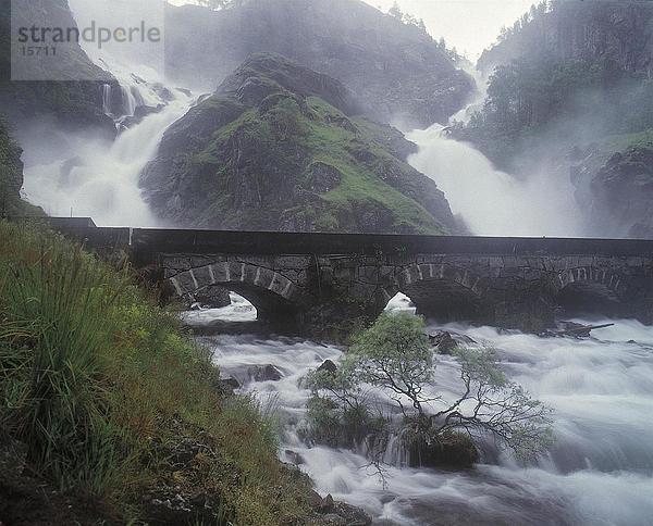 Bogenbrücke über Fluss  Latefoss Brücke  Latefossen Wasserfall  Skarsfossen Wasserfall  Odda  Grafschaft Hordaland  Norwegen