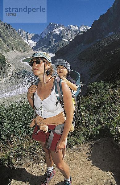 Weibliche Wanderer mit Baby auf Berggipfel  Grand Jorasses  Mont Blanc-Massiv  Frankreich
