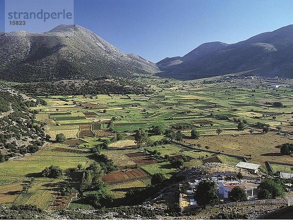 Betriebe mit Gebirge im Hintergrund  Askifou  Kreta  Griechenland