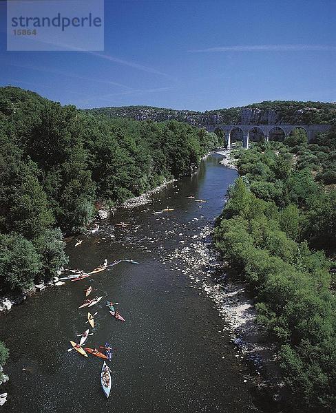 Erhöhte Ansicht von Kanus im Fluss  Ardèche  Frankreich