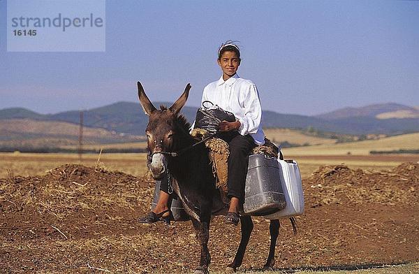 Frau Reiten Esel auf Feld  Tabarka  Tunesien  Nordafrika