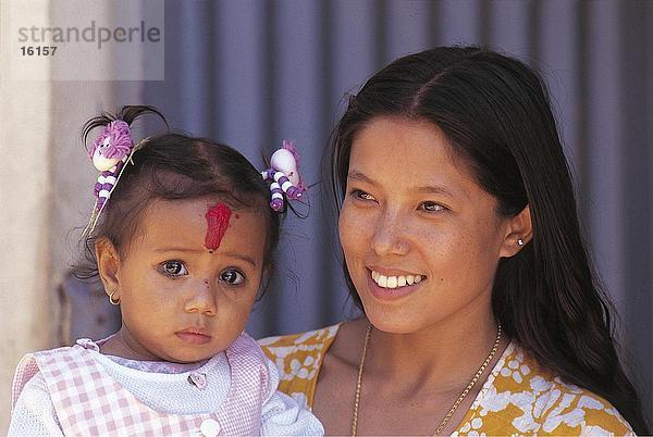 Nahaufnahme Frau trägt ihre Tochter  Nepal