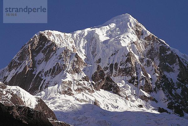 Untersicht von einem Berggipfel  Nepal