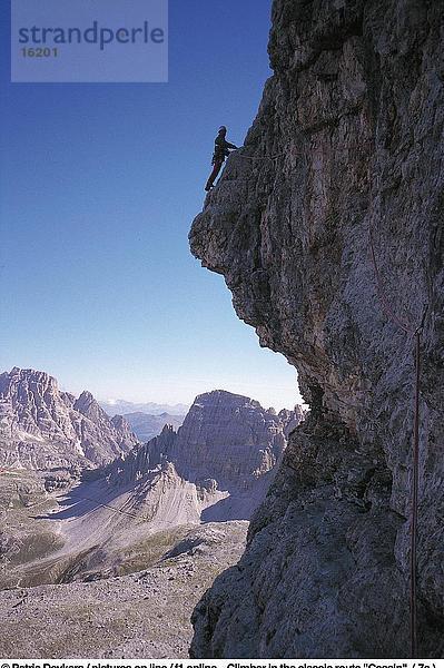 Silhouette der ein Bergsteiger gegen blauen Himmel  Dolomiten  Italien