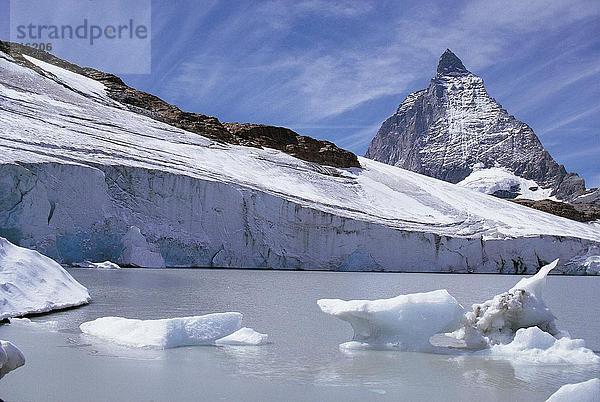 Verschneiten Berg gegen bewölkten Himmel  Mt Matterhorn  Alpen  Schweiz
