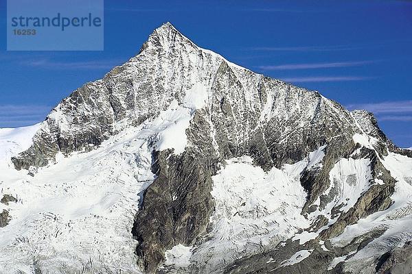 Verschneiten Berg gegen blauen Himmel  Mt Weisshorn  Alpen  Schweiz
