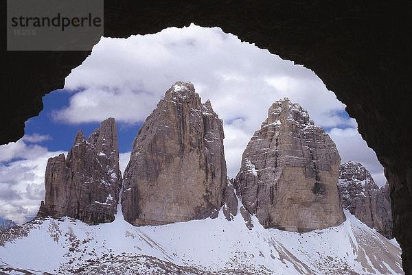 Berge gegen bewölkten Himmel angesehen vom einen natürlichen Bogen  Drei Zinnen  Sextener Dolomiten  Italien