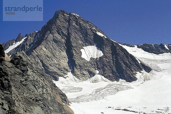 Berg auf einer verschneiten Landschaft gegen blauen Himmel  Mt Großglockner  Alpen  Österreich