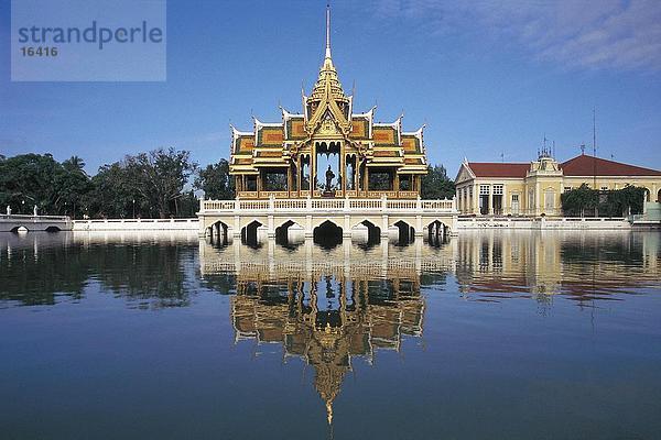 Reflexion über Tempel im Fluss  Bang Pa-In Königspalast  Thailand