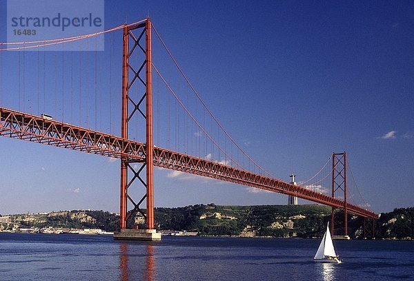 Brücke über den Fluss Tajo  Lissabon  Portugal