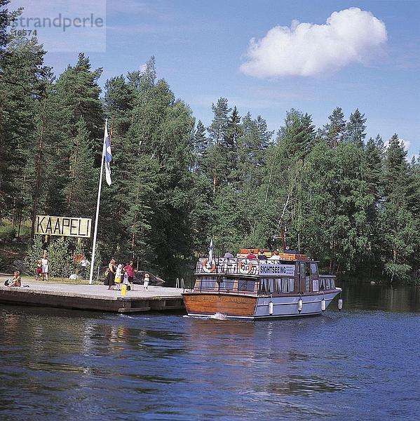Touristen auf Boot im Fluss  Punkaharju  Finnland