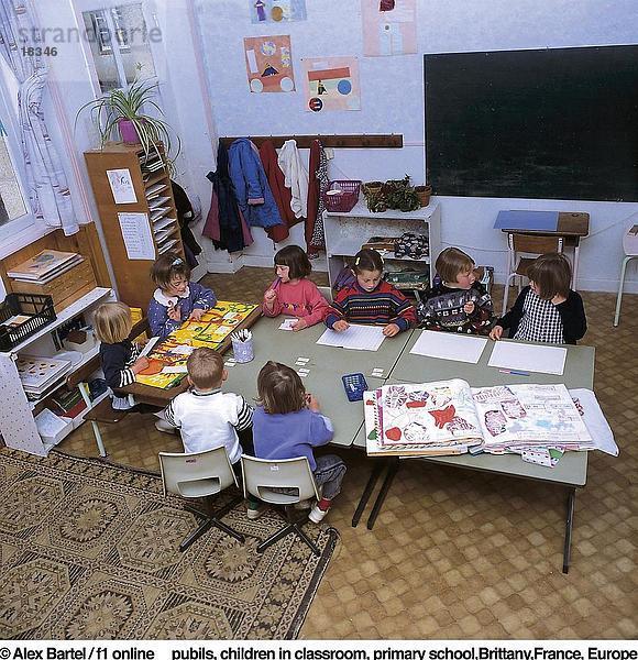 Erhöhte Ansicht der Studenten sitzen in einem Klassenzimmer  Bretagne  Frankreich
