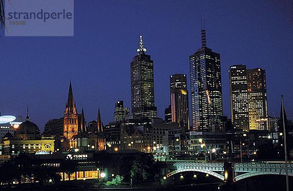 Gebäude in Stadt beleuchtet in der Dämmerung  Prince's Bridge  St. Paul's Cathedral in Melbourne  Victoria  Australien