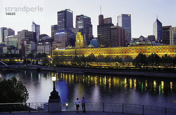 Gebäude beleuchtet in der Dämmerung  Melbourne  Victoria  Australien