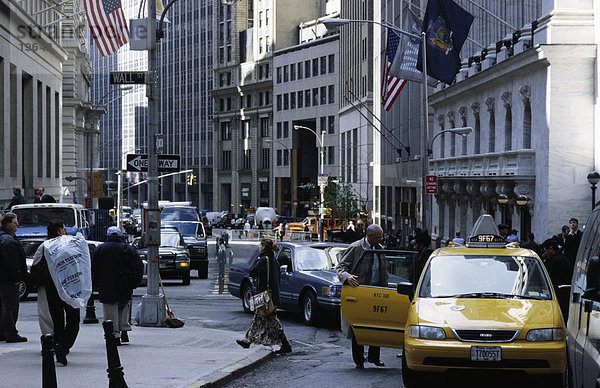 Verkehr auf Straße  Wall Street  New York Stock Exchange  Manhattan  New York City  New York State  USA