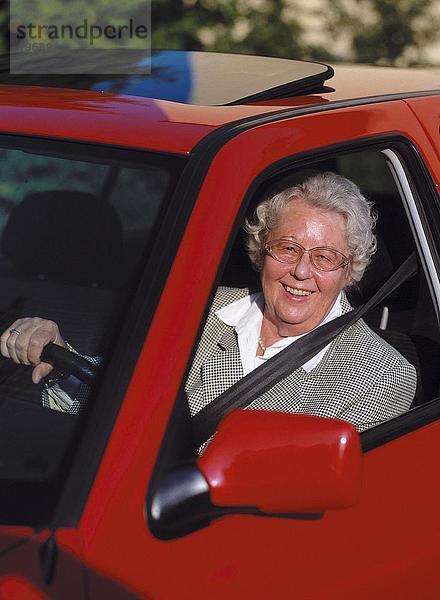 Portrait of ältere Frau lächelnd in einem Auto