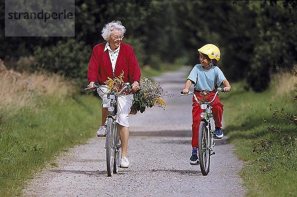 Großmutter und Enkelin Radfahren