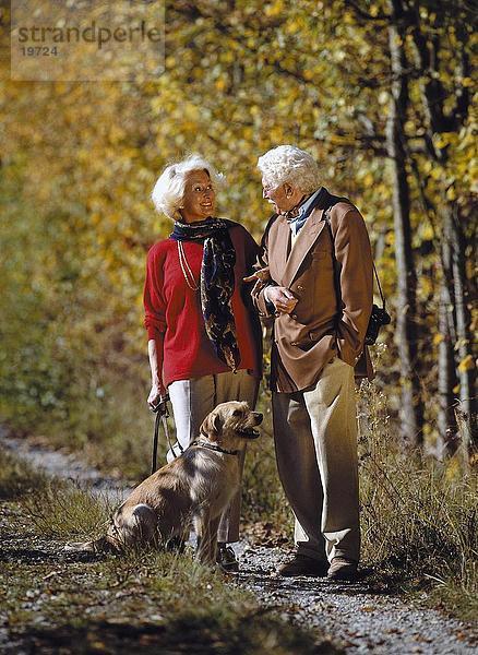 älteres Paar Standing mit Hund im park