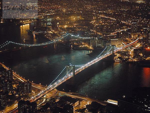 Stadt beleuchtet nachts mit zwei Brücken  Brooklyn Bridge  Manhattan Bridge  Manhattan  New York City  New York State  USA