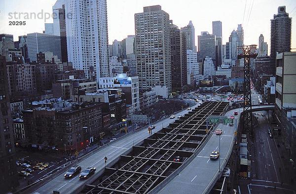 Datenverkehr auf Straße mit Wolkenkratzern im Hintergrund  Manhattan  New York City  New York State  USA