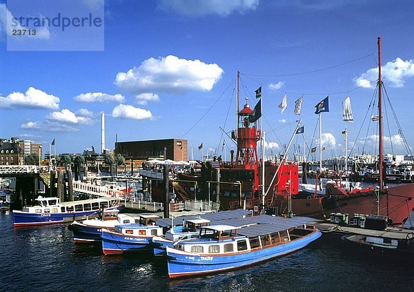 Boote im Hafen  Hamburg  Deutschland