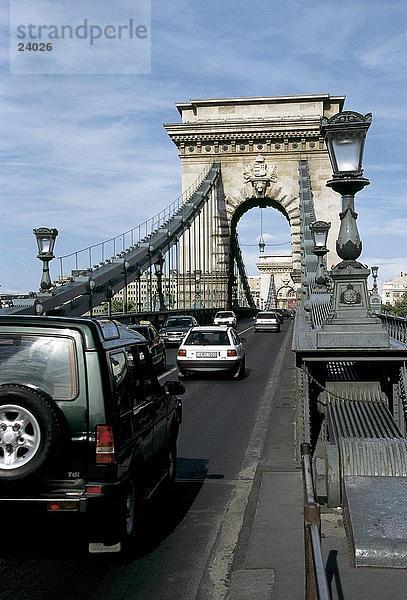 Verkehr auf Kettenbrücke  Liberty Bridge  Donau  Budapest  Ungarn