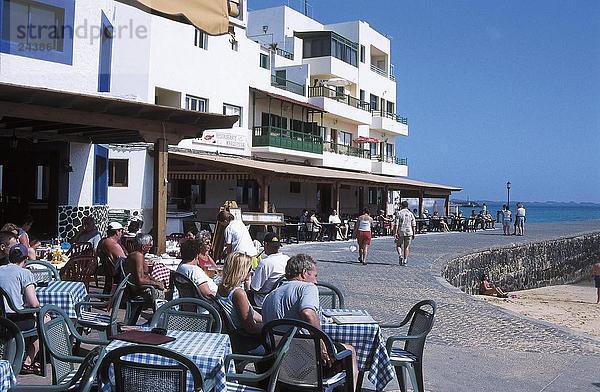Touristen in Straßencafé am Strand  Corralejo  Fuerteventura  Kanaren  Spanien