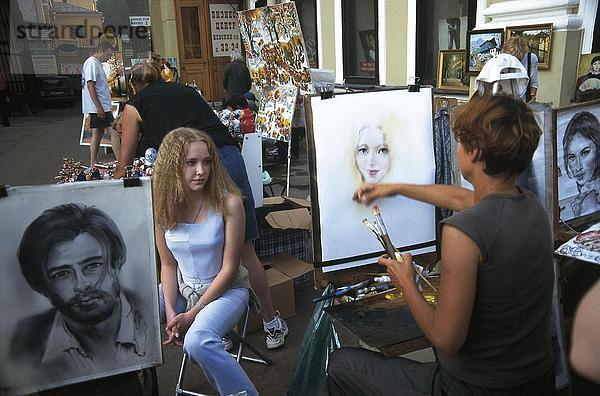Rückansicht des Künstlers Malerei Frau auf Leinwand  Newskij Prospekt  St. Petersburg  Russland