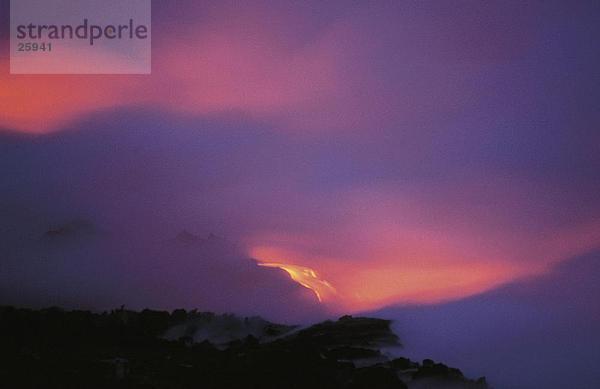 Vulkan Ausbruch bei Sonnenuntergang  Kilauea-Vulkan  Hawaii Volcanoes Nationalpark  Big Island  Hawaii  USA
