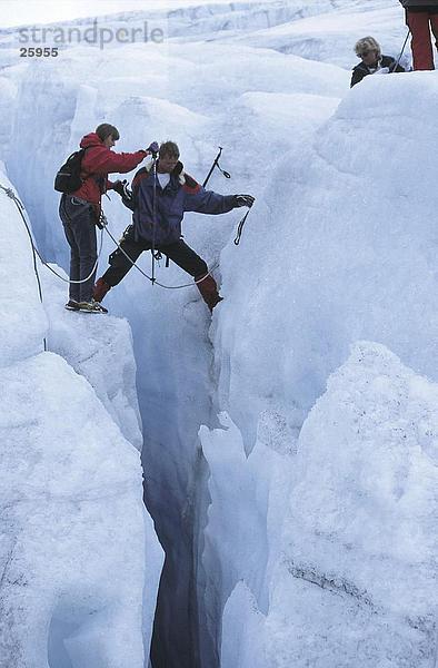Vier Personen Klettern am Gletscher  Norwegen