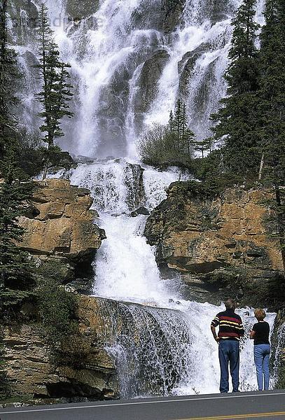 Paar Blick auf Wasserfall  Tangle Falls  Jasper-Nationalpark  Alberta  Kanada