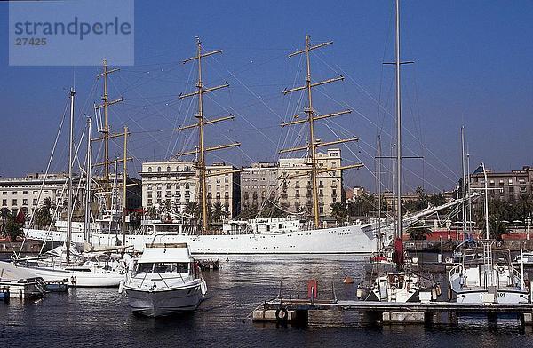 Segelboote im Hafen  Hafen von Barcelona  Barcelona  Katalonien  Spanien