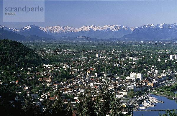 Luftbild des Stadtbildes mit Bergen im Hintergrund  Schweizer Alpen  Bregenz  Vorarlberg  Österreich