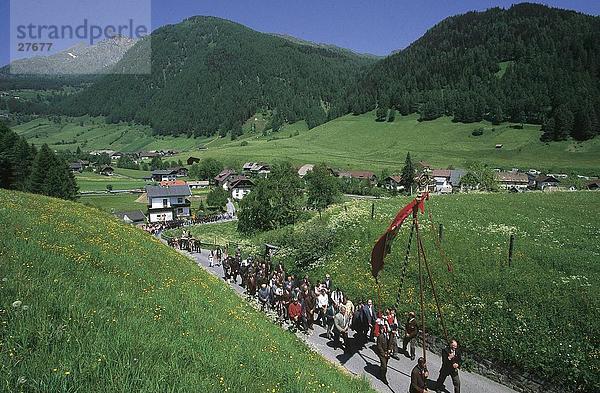 Gruppe von Menschen zu Fuß mit Flagge im Tal  Rennweg am Katschberg  Kärnten  Österreich