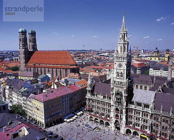 Erhöhte Ansicht der Touristen am Stadtplatz  Marienplatz  Neues Rathaus  München  Bayern  Deutschland
