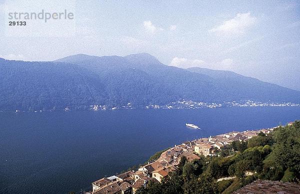Erhöhte Ansicht der Stadt am See  Lago di Lugano  Vico Morcote  Tessin  Schweiz