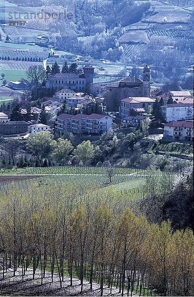 Erhöhte Ansicht der Stadt im Tal  Bormida  Bubbio  Provinz Asti  Piemont  Italien