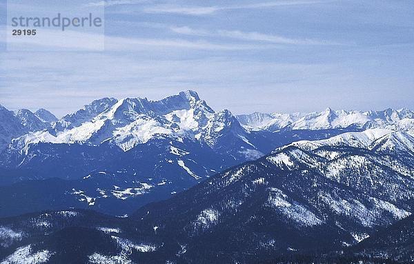 Verschneiten Gebirge  Zugspitze  Wank  Wettersteingebirge  bayrischen Alpen Werdenfelser Land  Bayern  Deutschland