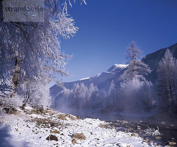 Schneebedeckte Ufer River  Ache River  Otztal  Tirol  Österreich