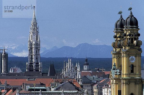 Kirchen in Stadt mit Gebirge im Hintergrund  Theatinerkirche  Alpen  München  Bayern  Deutschland