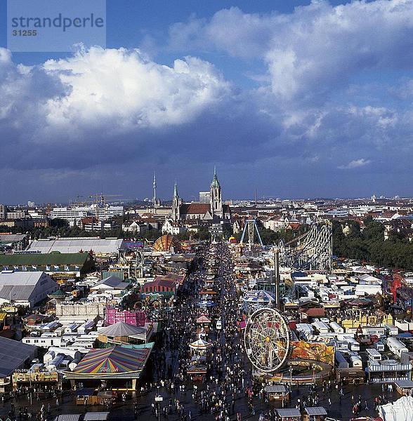 Luftbild von Menschen am Messegelände  Oktoberfest  München  Bayern  Deutschland